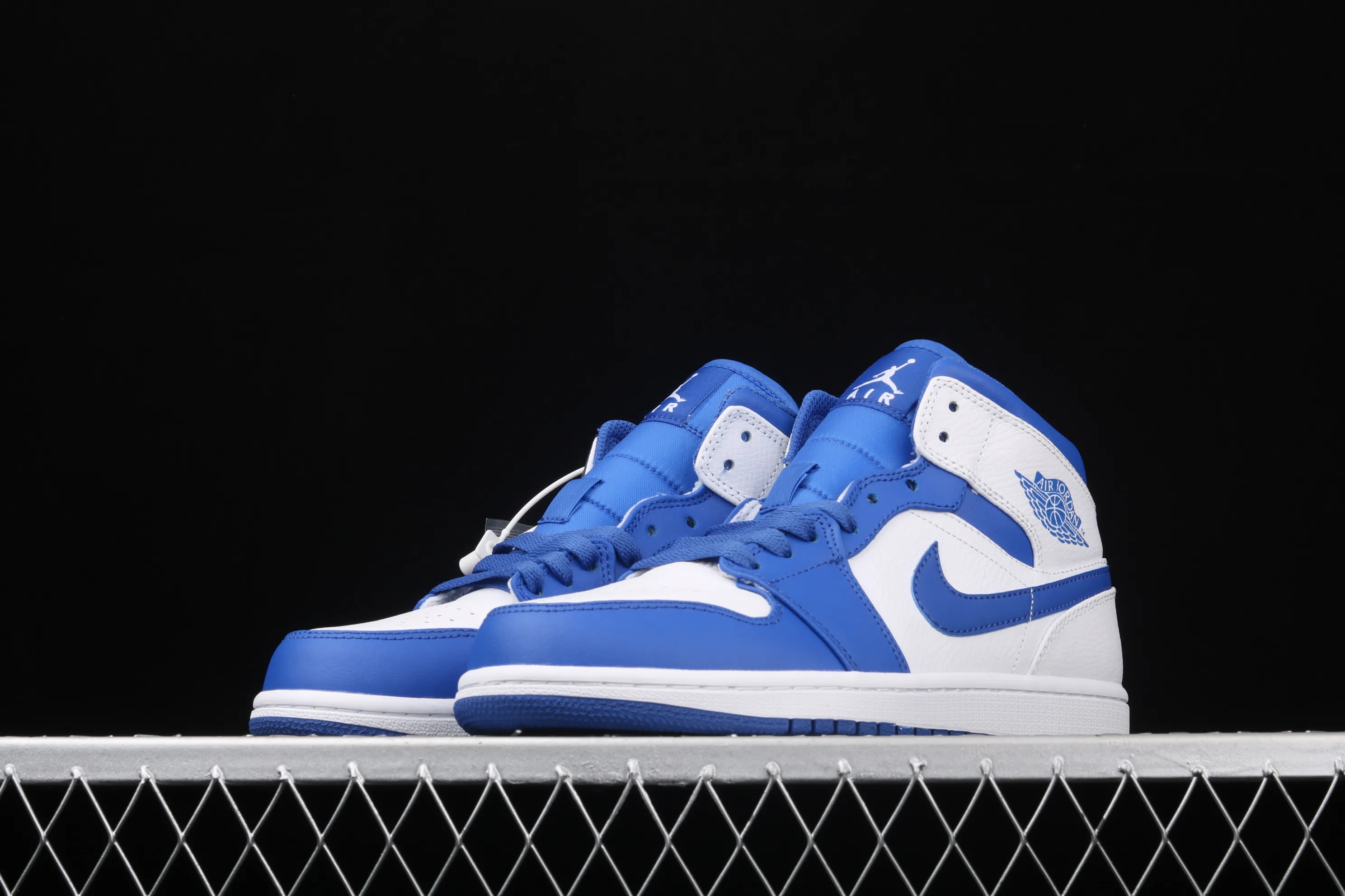 All categories Air Jordan Jordan series basketball shoes Air Jordan 1 Mid Air Jordan Mid AJ1 Joe 1 white and blue Little Lightning Zhongbang series basketball shoes 554724-114